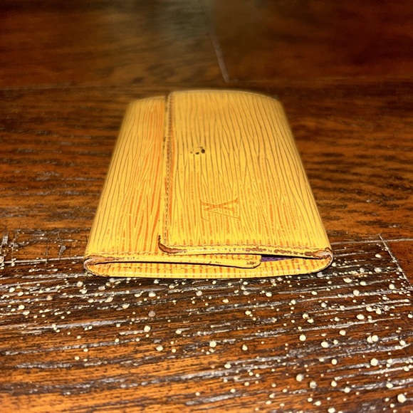 LOUIS VUITTON 1995 Yellow Epi Leather 6 Ring Key Holder Vintage - Picture 4 of 11